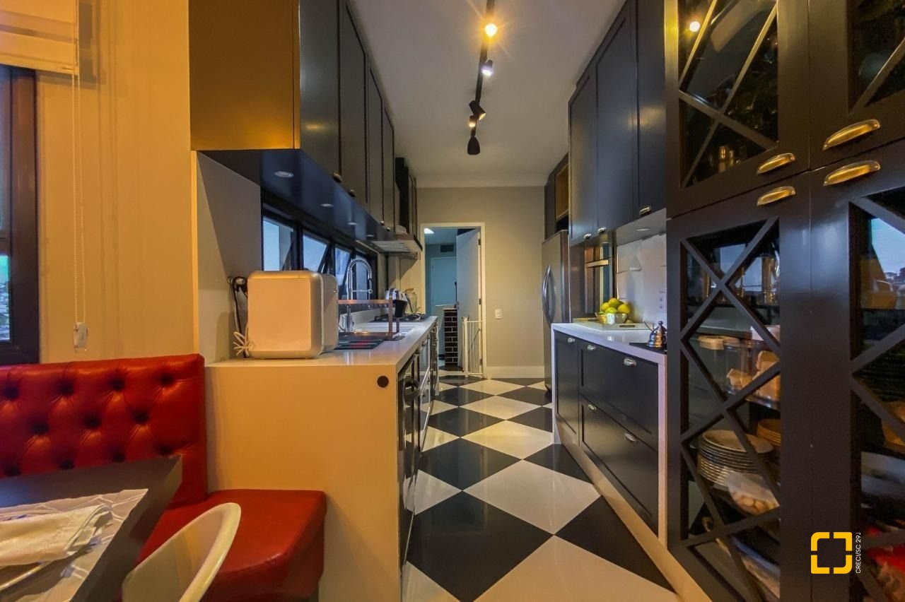 Apartamento com 303m², 6 quartos (sendo 3 suítes), 3 garagens, no bairro Agronômica em Florianópolis