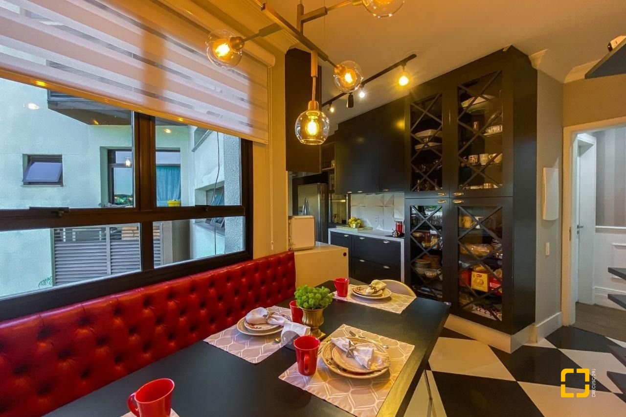Apartamento com 303m², 6 quartos (sendo 3 suítes), 3 garagens, no bairro Agronômica em Florianópolis