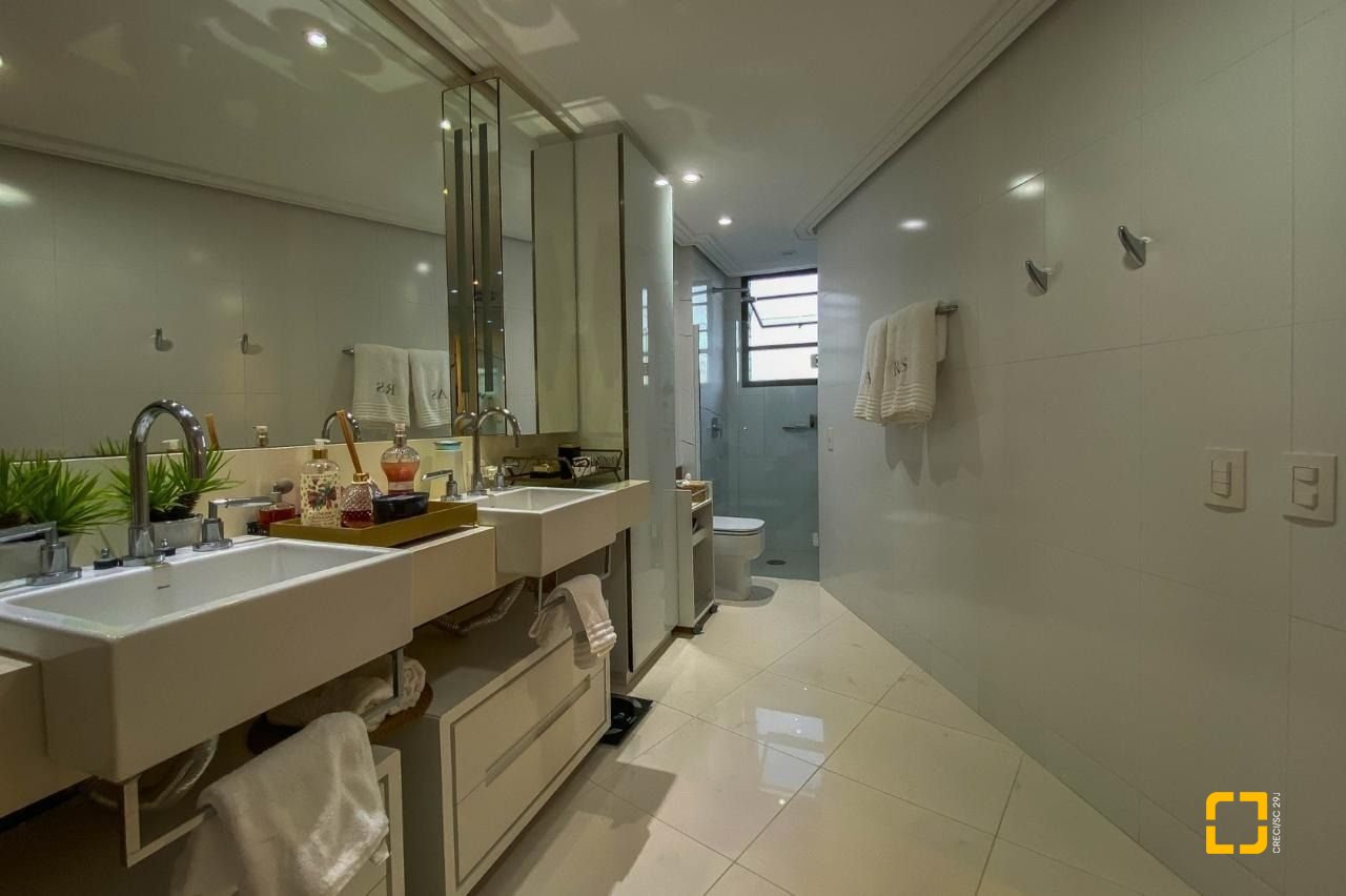 Apartamento com 303m², 6 quartos (sendo 3 suítes), 3 garagens, no bairro Agronômica em Florianópolis