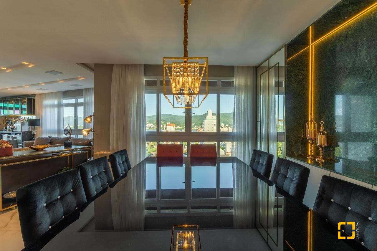 Apartamento com 303m², 6 quartos (sendo 3 suítes), 3 garagens, no bairro Agronômica em Florianópolis