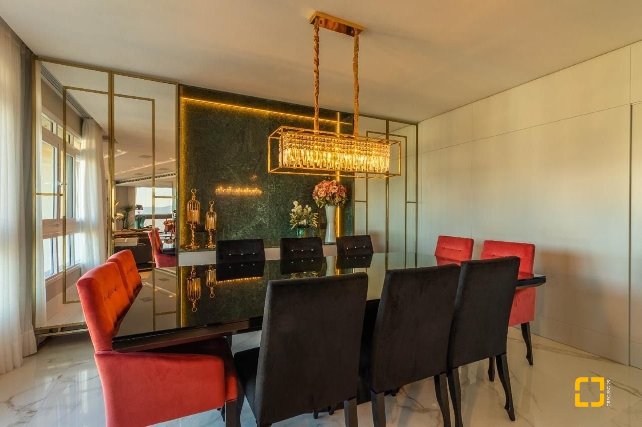 Apartamento com 303m², 6 quartos (sendo 3 suítes), 3 garagens, no bairro Agronômica em Florianópolis