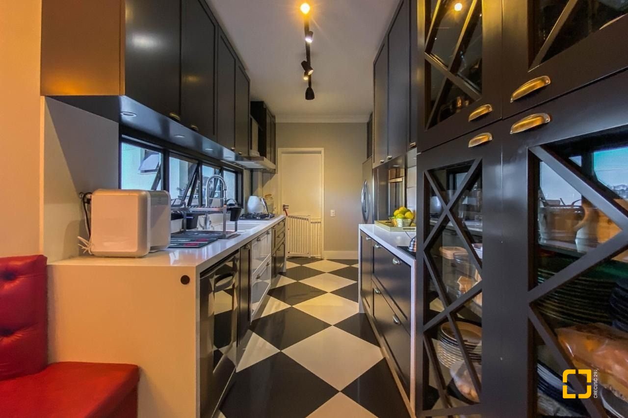 Apartamento com 303m², 6 quartos (sendo 3 suítes), 3 garagens, no bairro Agronômica em Florianópolis