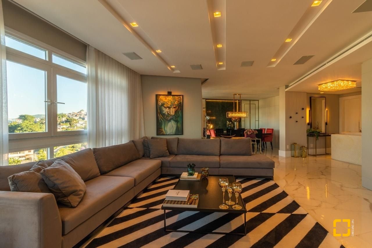 Apartamento com 303m², 6 quartos (sendo 3 suítes), 3 garagens, no bairro Agronômica em Florianópolis
