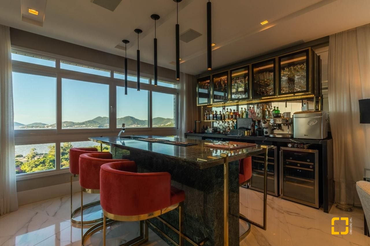 Apartamento com 303m², 6 quartos (sendo 3 suítes), 3 garagens, no bairro Agronômica em Florianópolis