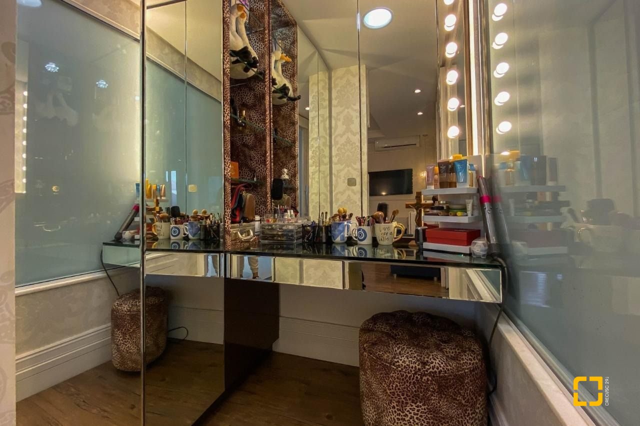 Apartamento com 303m², 6 quartos (sendo 3 suítes), 3 garagens, no bairro Agronômica em Florianópolis