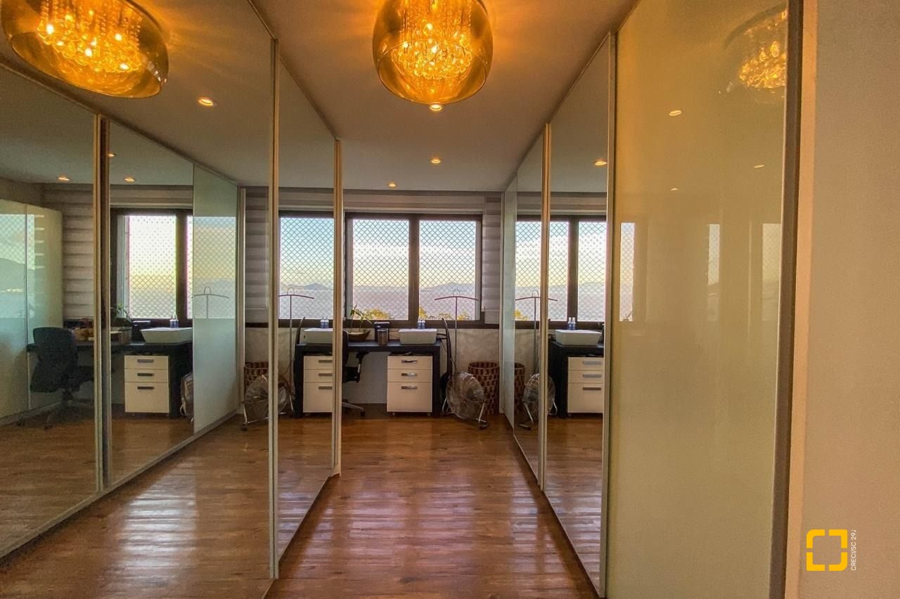 Apartamento com 303m², 6 quartos (sendo 3 suítes), 3 garagens, no bairro Agronômica em Florianópolis