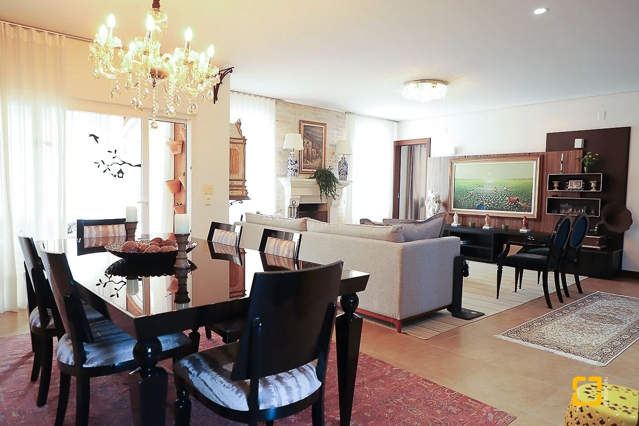 Casa com 289m², 6 quartos (sendo 3 suítes), 2 garagens, no bairro Lagoa da Conceição em Florianópolis