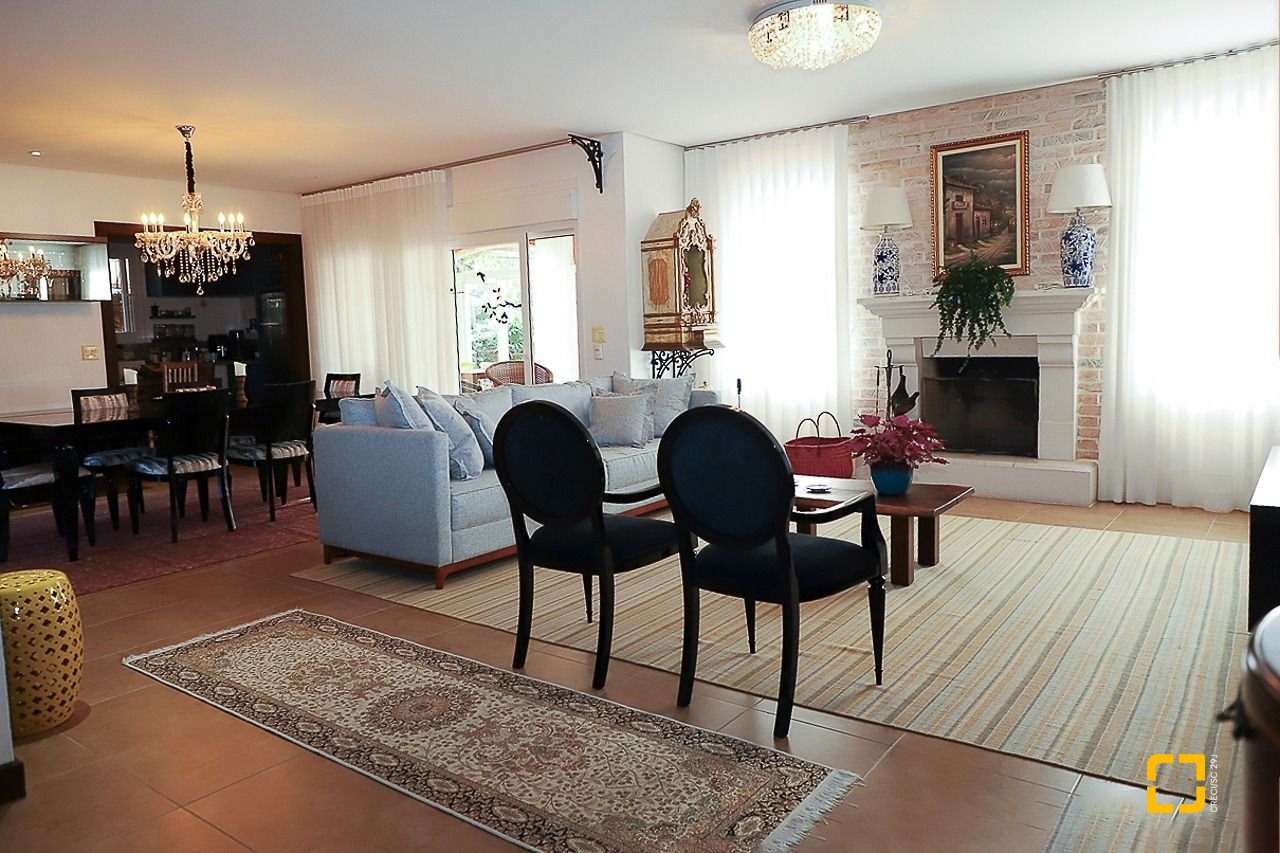 Casa com 289m², 6 quartos (sendo 3 suítes), 2 garagens, no bairro Lagoa da Conceição em Florianópolis