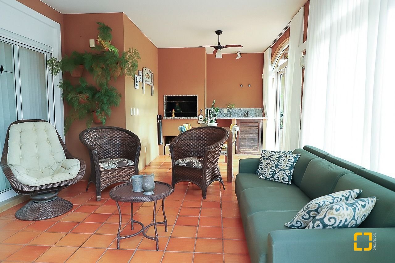 Casa com 289m², 6 quartos (sendo 3 suítes), 2 garagens, no bairro Lagoa da Conceição em Florianópolis