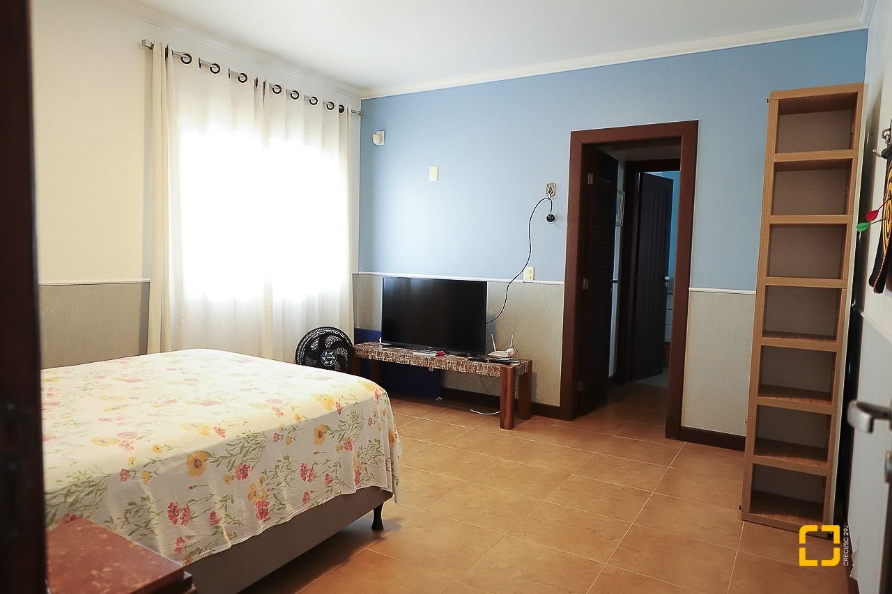 Casa com 289m², 6 quartos (sendo 3 suítes), 2 garagens, no bairro Lagoa da Conceição em Florianópolis