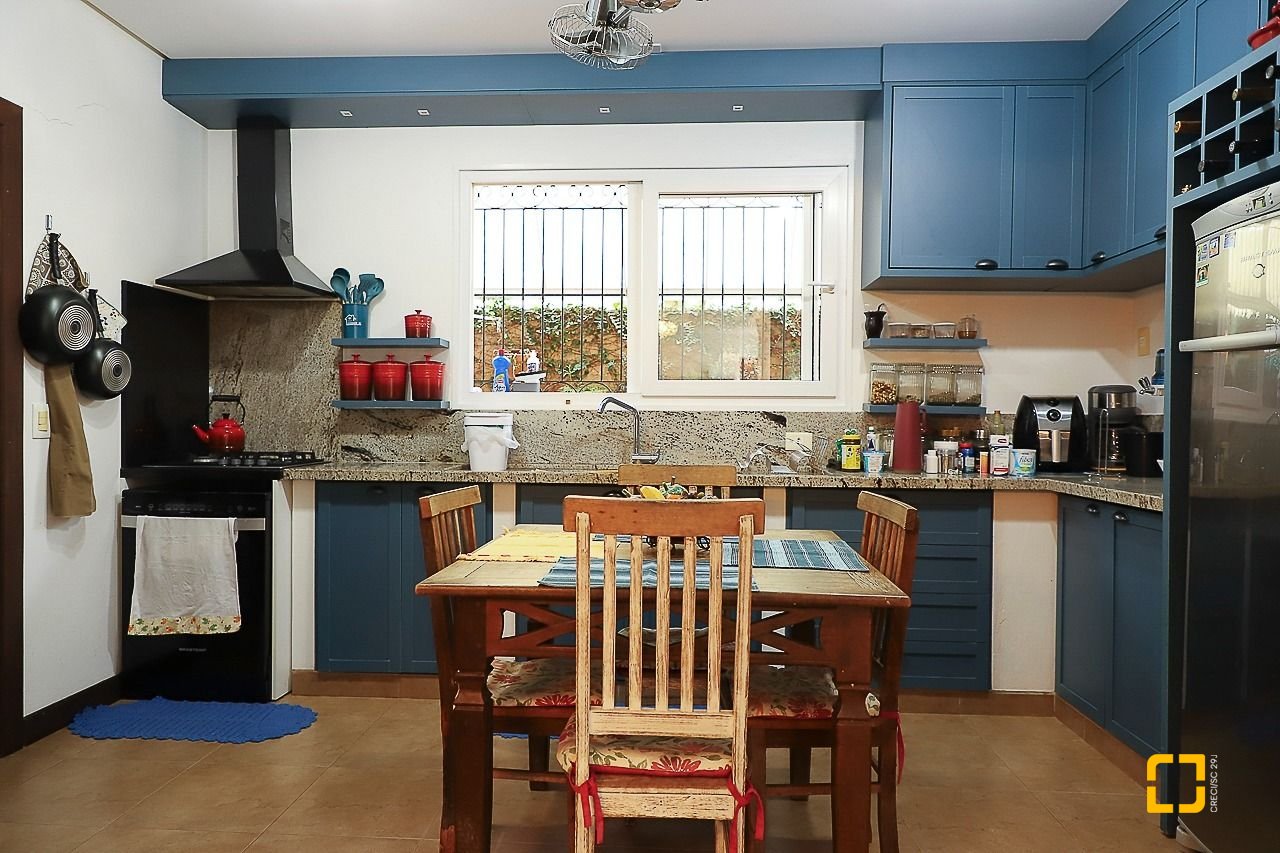 Casa com 289m², 6 quartos (sendo 3 suítes), 2 garagens, no bairro Lagoa da Conceição em Florianópolis