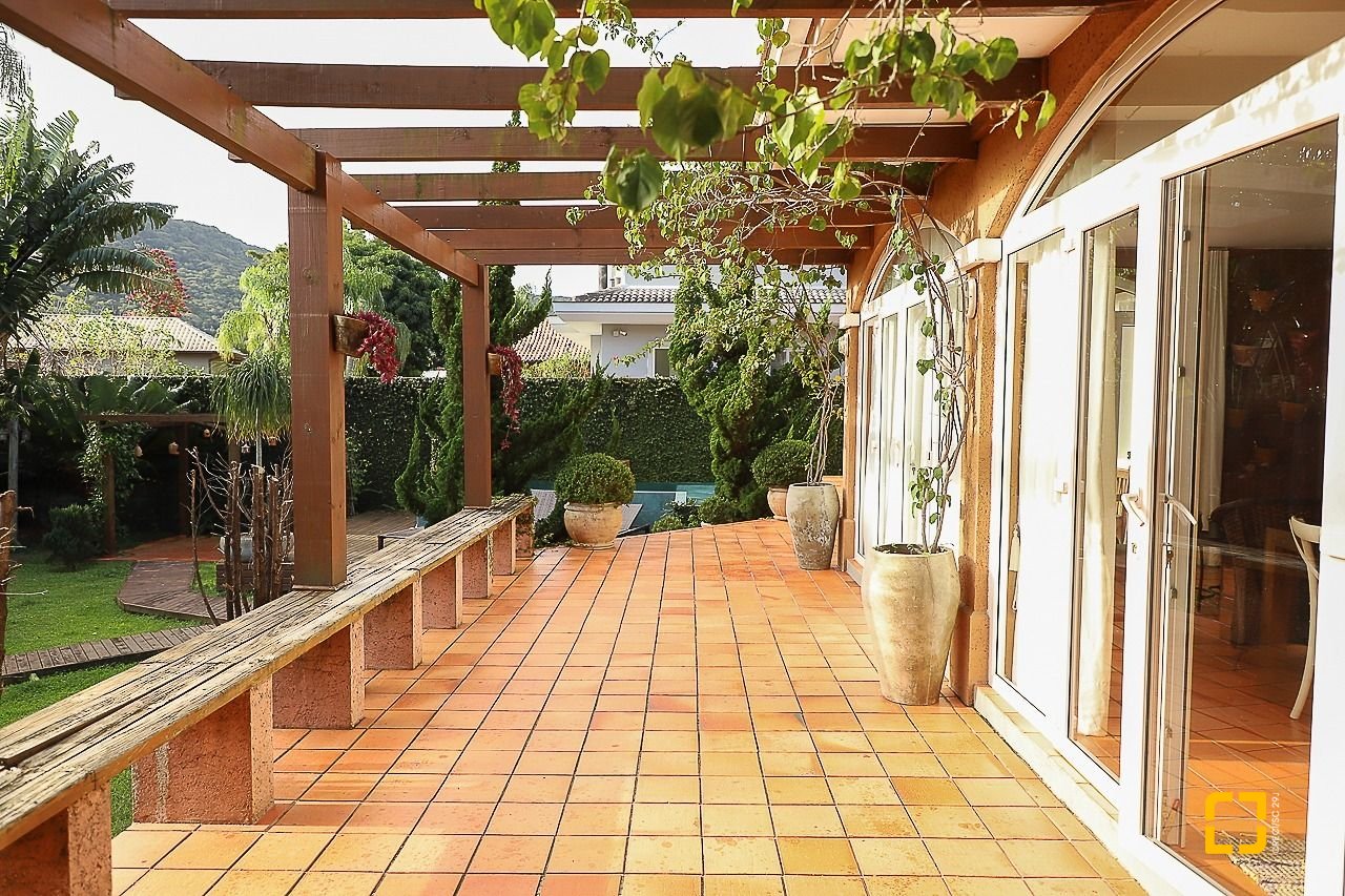 Casa com 289m², 6 quartos (sendo 3 suítes), 2 garagens, no bairro Lagoa da Conceição em Florianópolis