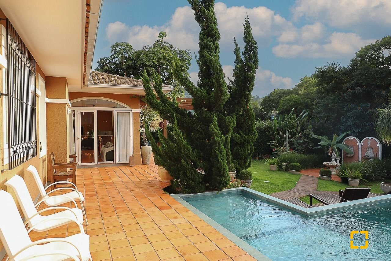 Casa com 289m², 6 quartos (sendo 3 suítes), 2 garagens, no bairro Lagoa da Conceição em Florianópolis
