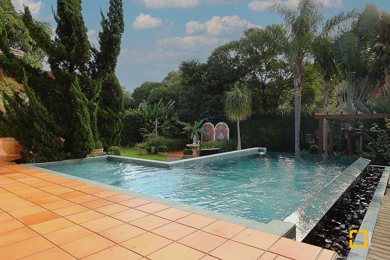Casa com 289m², 6 quartos (sendo 3 suítes), 2 garagens, no bairro Lagoa da Conceição em Florianópolis