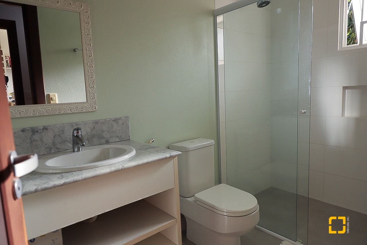Casa com 289m², 6 quartos (sendo 3 suítes), 2 garagens, no bairro Lagoa da Conceição em Florianópolis
