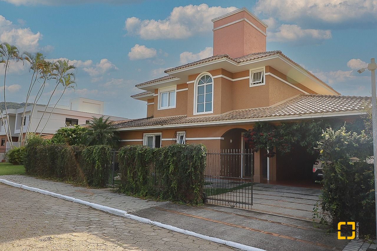 Casa com 289m², 6 quartos (sendo 3 suítes), 2 garagens, no bairro Lagoa da Conceição em Florianópolis