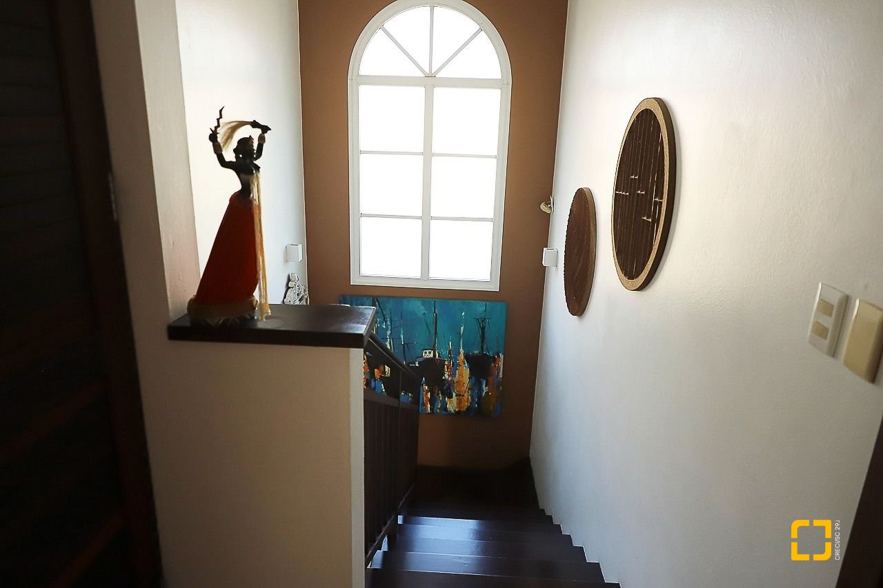Casa com 289m², 6 quartos (sendo 3 suítes), 2 garagens, no bairro Lagoa da Conceição em Florianópolis