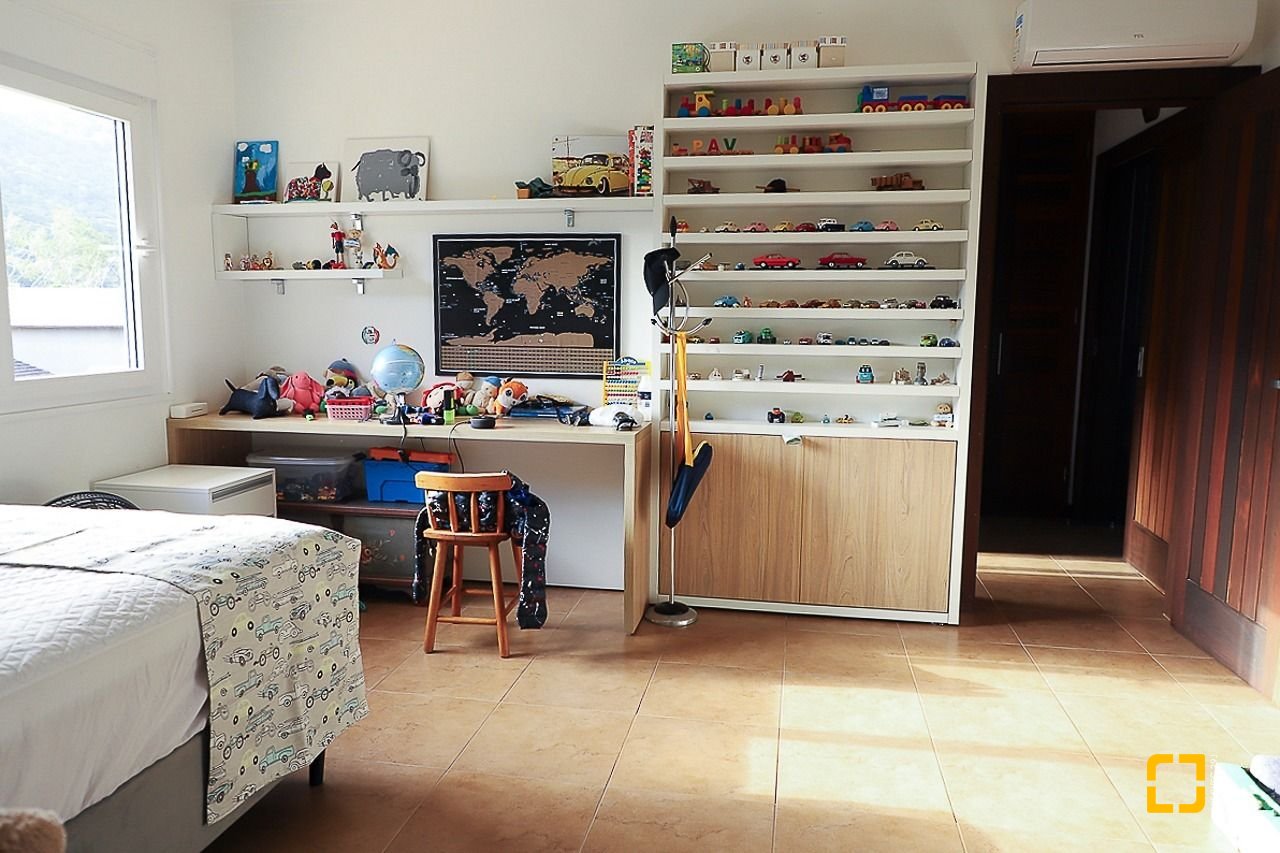Casa com 289m², 6 quartos (sendo 3 suítes), 2 garagens, no bairro Lagoa da Conceição em Florianópolis