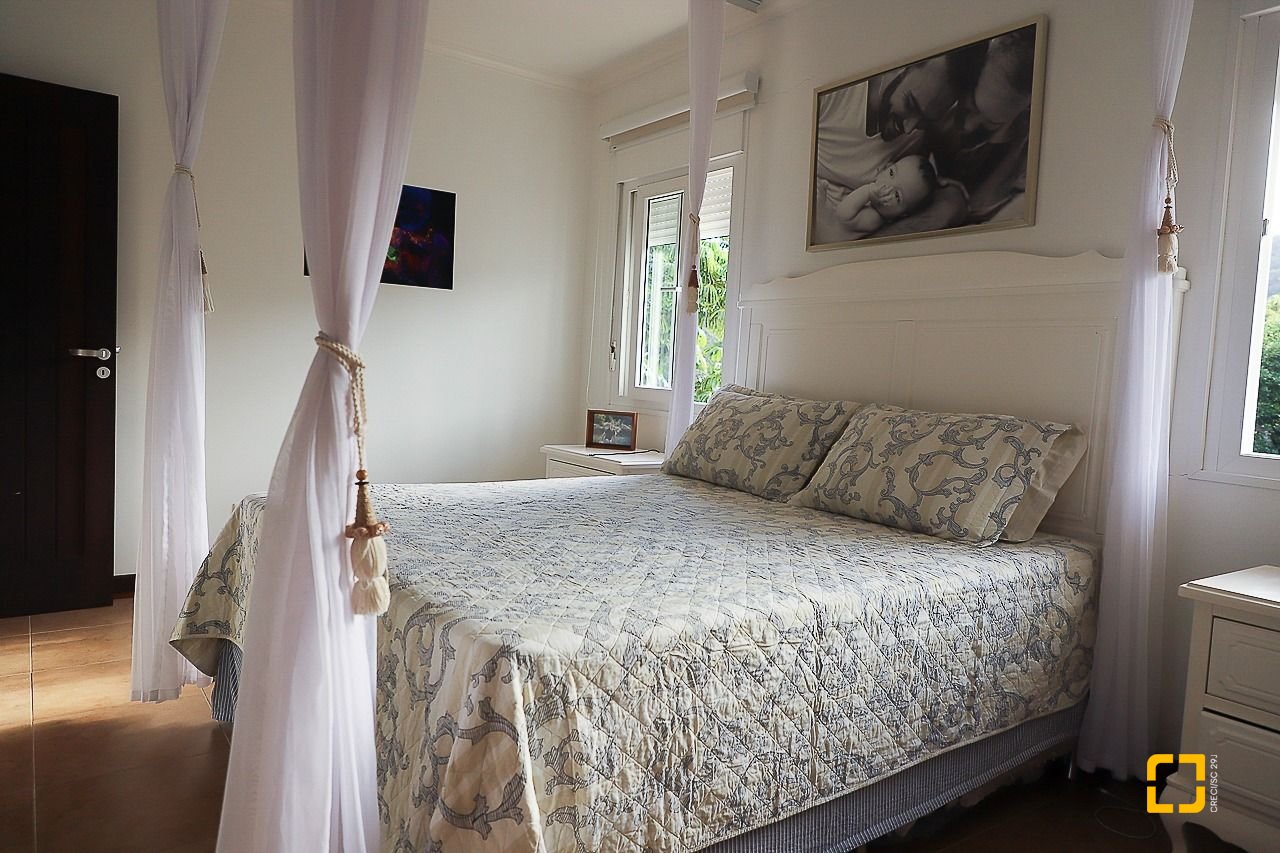Casa com 289m², 6 quartos (sendo 3 suítes), 2 garagens, no bairro Lagoa da Conceição em Florianópolis