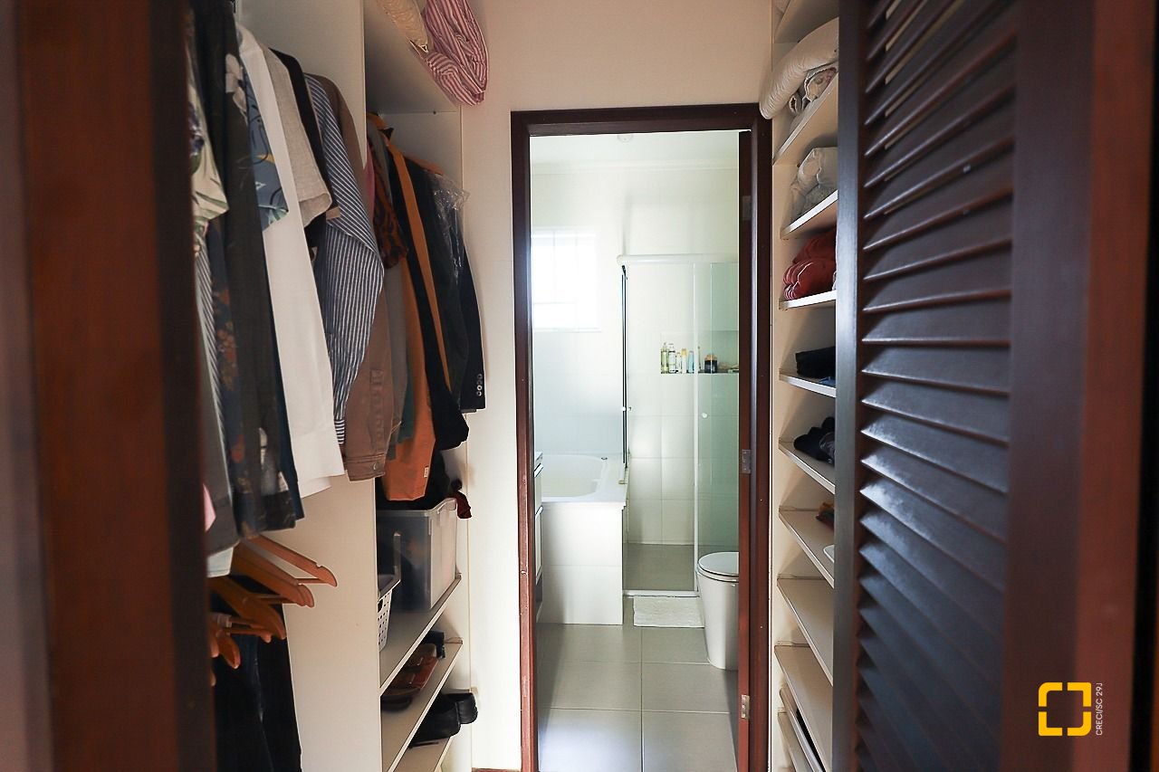 Casa com 289m², 6 quartos (sendo 3 suítes), 2 garagens, no bairro Lagoa da Conceição em Florianópolis