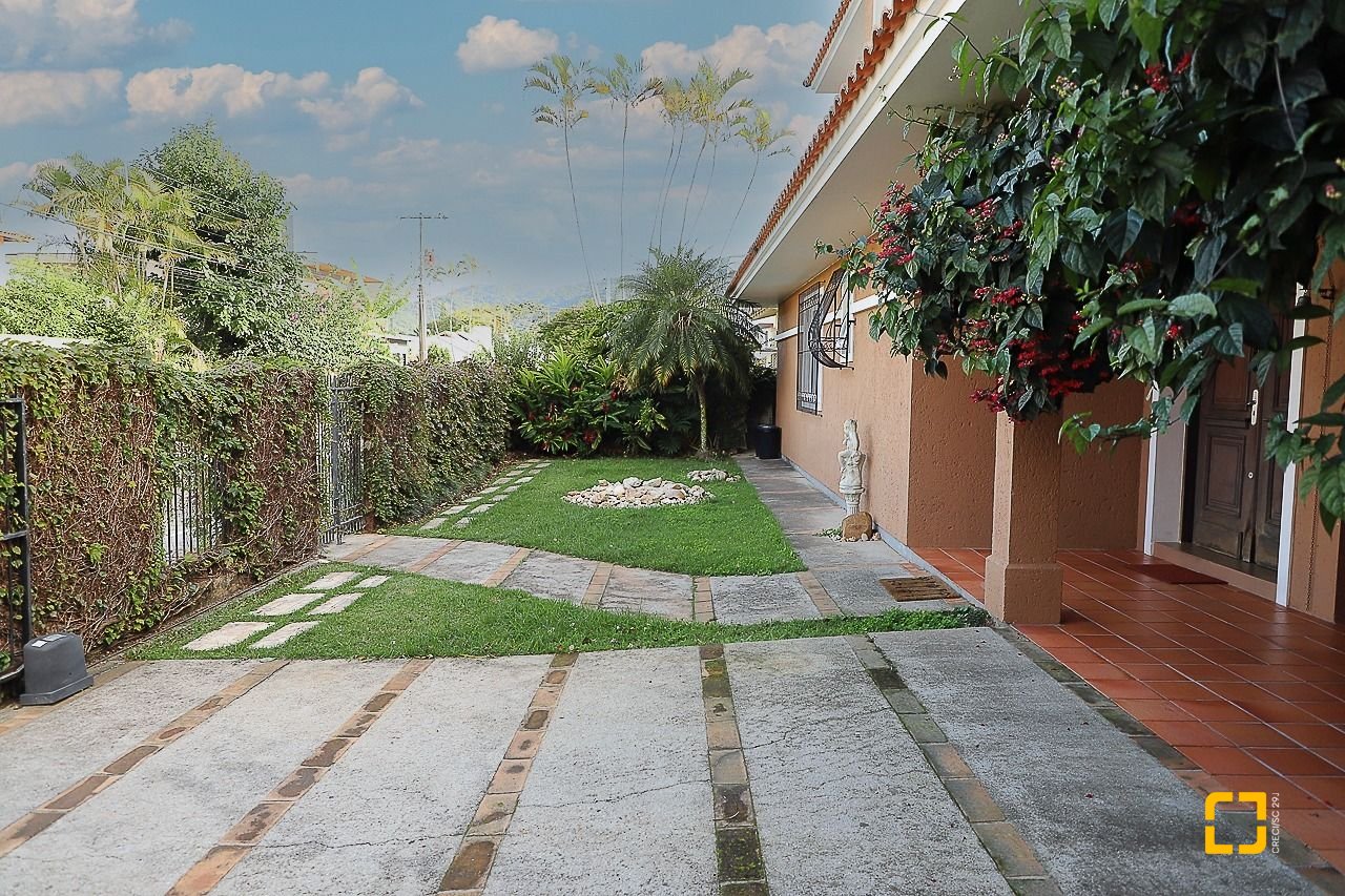 Casa com 289m², 6 quartos (sendo 3 suítes), 2 garagens, no bairro Lagoa da Conceição em Florianópolis