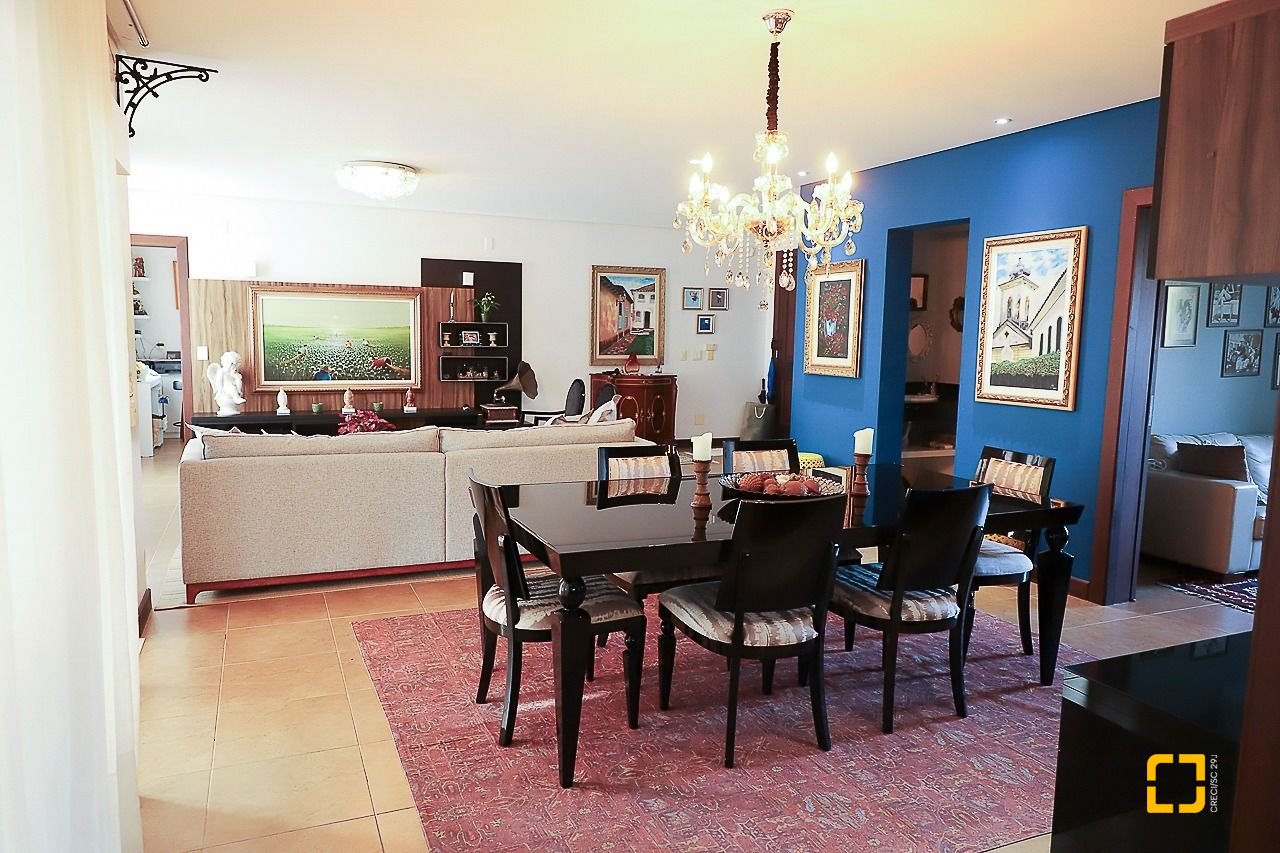 Casa com 289m², 6 quartos (sendo 3 suítes), 2 garagens, no bairro Lagoa da Conceição em Florianópolis