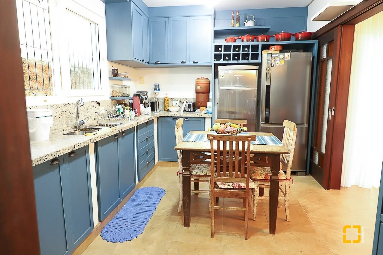 Casa com 289m², 6 quartos (sendo 3 suítes), 2 garagens, no bairro Lagoa da Conceição em Florianópolis