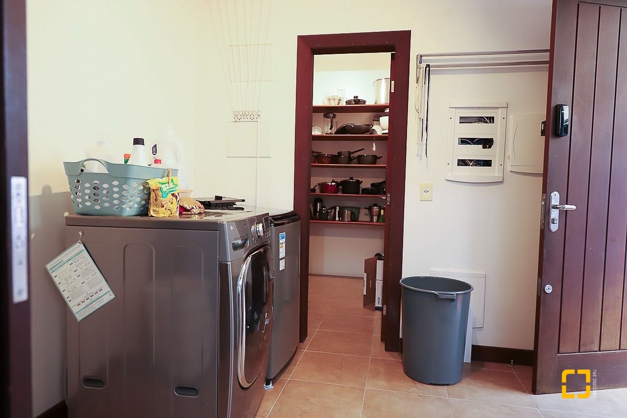 Casa com 289m², 6 quartos (sendo 3 suítes), 2 garagens, no bairro Lagoa da Conceição em Florianópolis