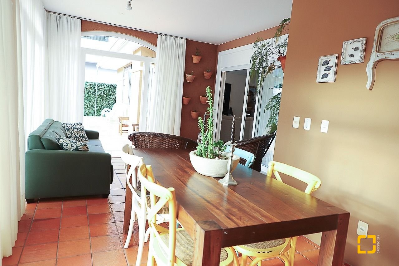 Casa com 289m², 6 quartos (sendo 3 suítes), 2 garagens, no bairro Lagoa da Conceição em Florianópolis