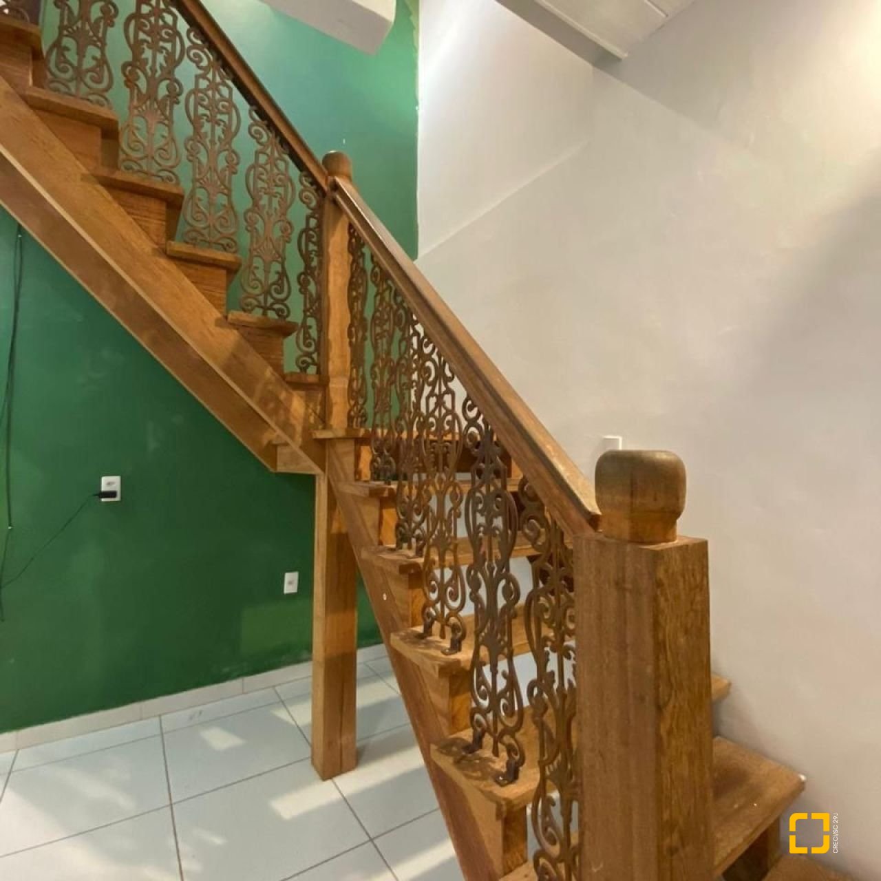 Casa com 200m², 4 quartos (sendo 1 suíte), 4 garagens, no bairro Rio Tavares em Florianópolis