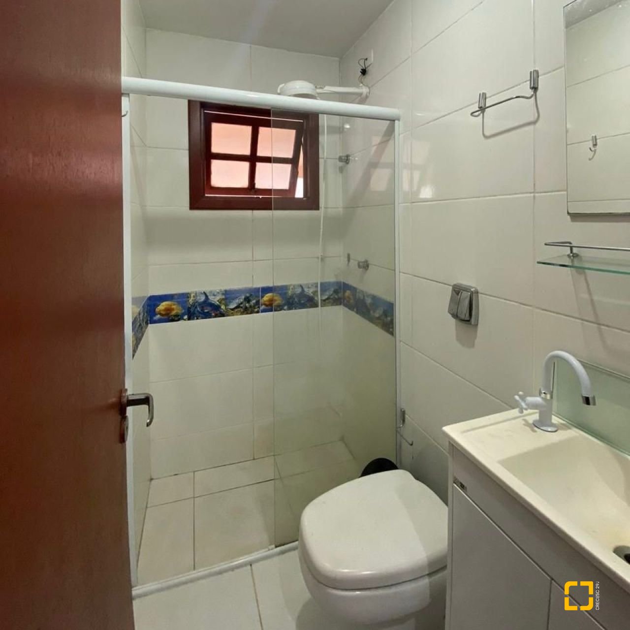 Casa com 200m², 4 quartos (sendo 1 suíte), 4 garagens, no bairro Rio Tavares em Florianópolis