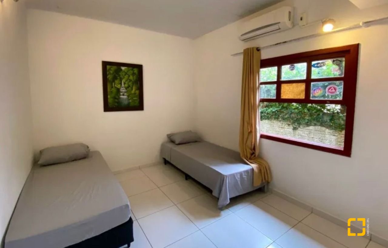 Casa com 200m², 4 quartos (sendo 1 suíte), 4 garagens, no bairro Rio Tavares em Florianópolis
