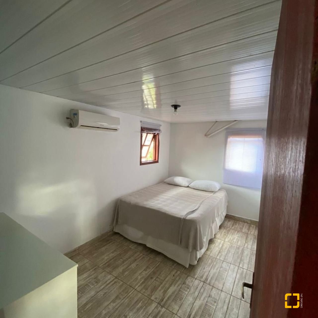 Casa com 200m², 4 quartos (sendo 1 suíte), 4 garagens, no bairro Rio Tavares em Florianópolis