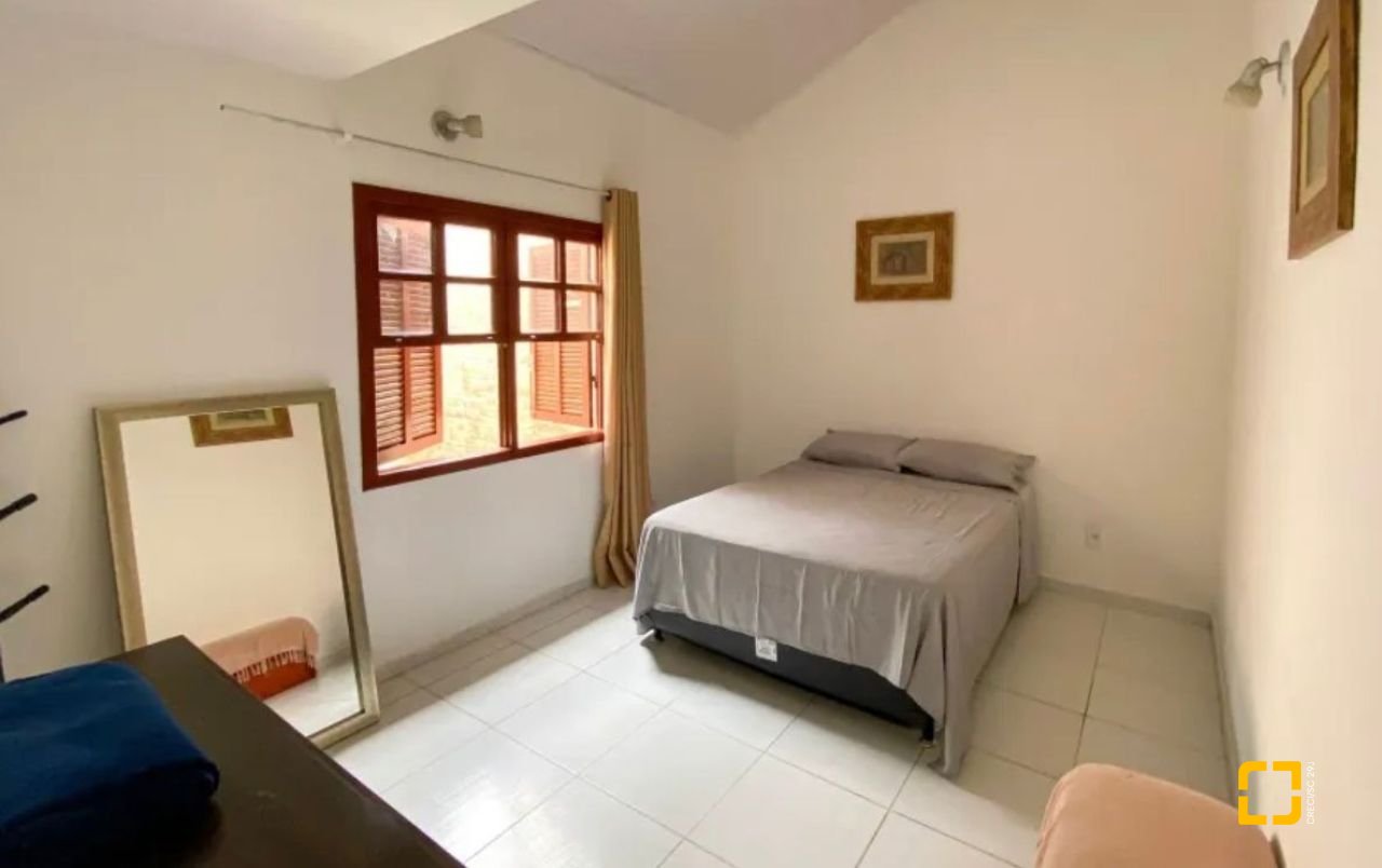 Casa com 200m², 4 quartos (sendo 1 suíte), 4 garagens, no bairro Rio Tavares em Florianópolis