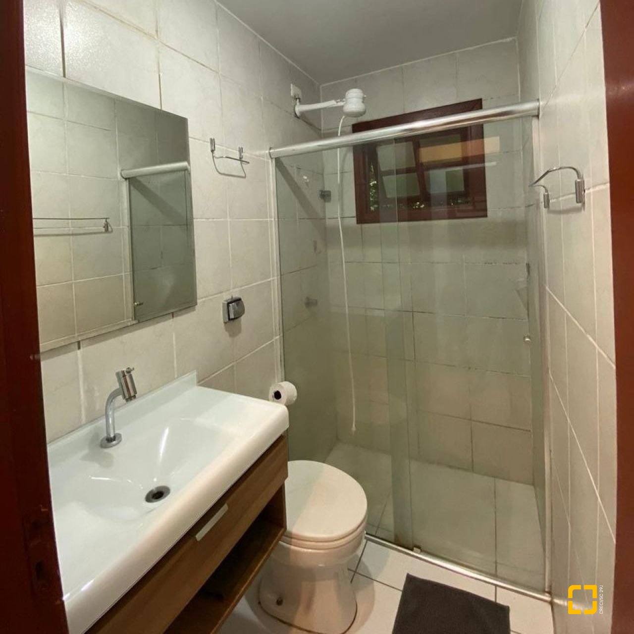 Casa com 200m², 4 quartos (sendo 1 suíte), 4 garagens, no bairro Rio Tavares em Florianópolis