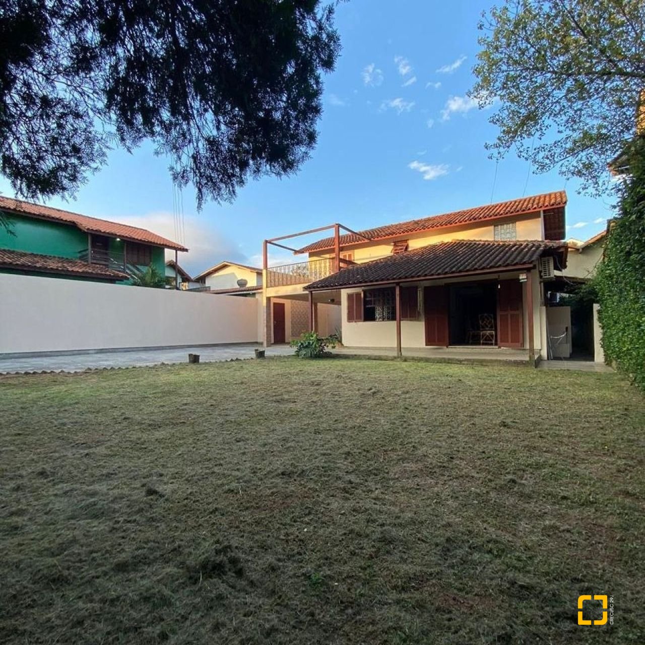Casa com 200m², 4 quartos (sendo 1 suíte), 4 garagens, no bairro Rio Tavares em Florianópolis