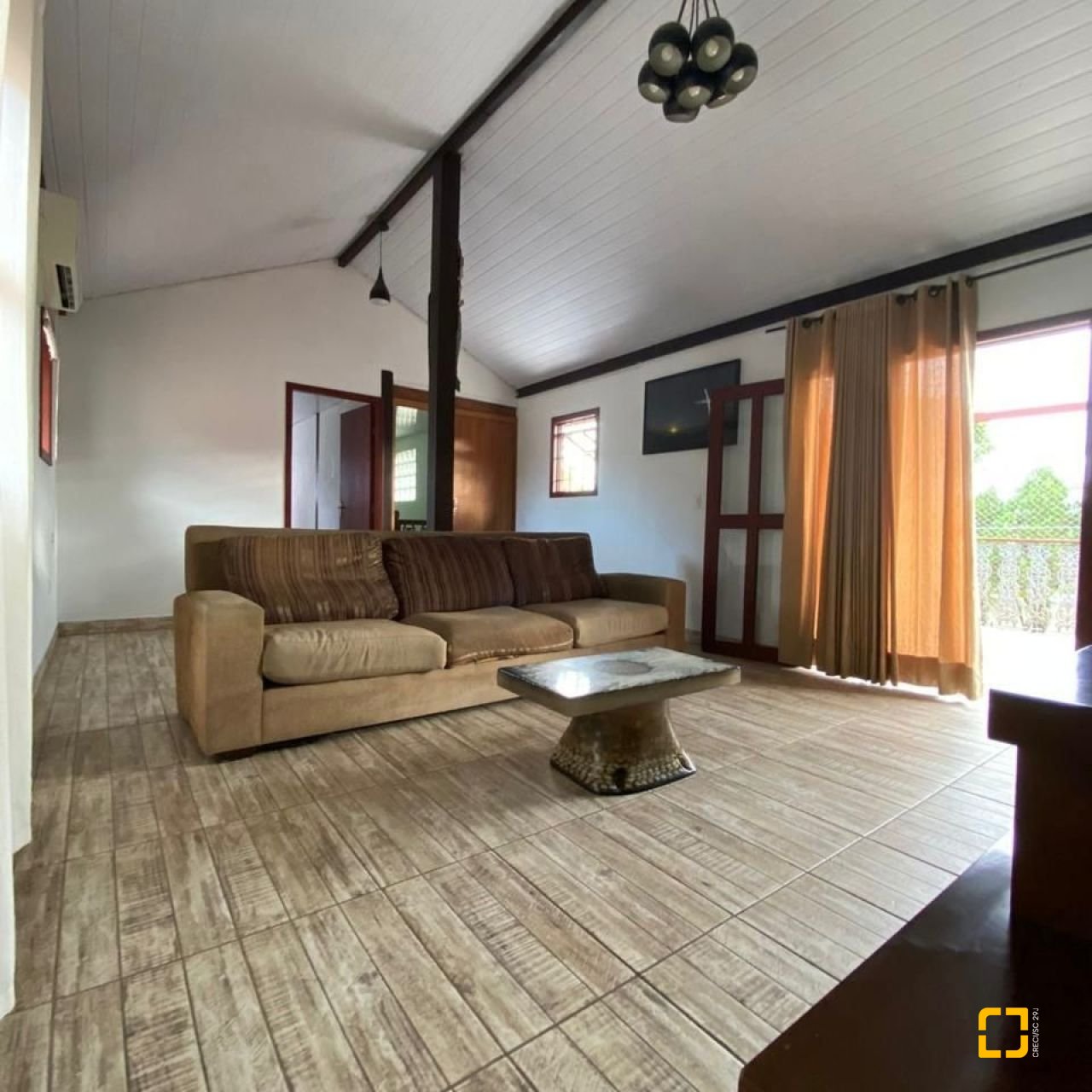 Casa com 200m², 4 quartos (sendo 1 suíte), 4 garagens, no bairro Rio Tavares em Florianópolis