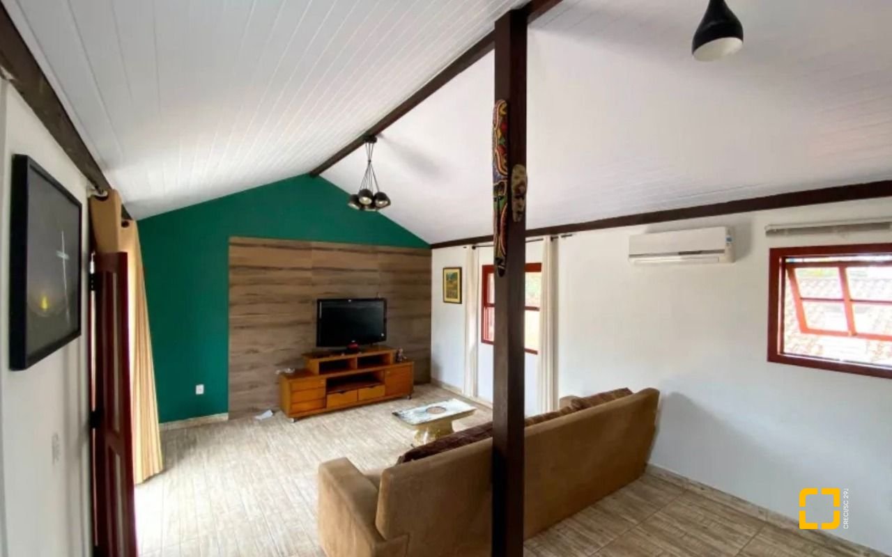 Casa com 200m², 4 quartos (sendo 1 suíte), 4 garagens, no bairro Rio Tavares em Florianópolis
