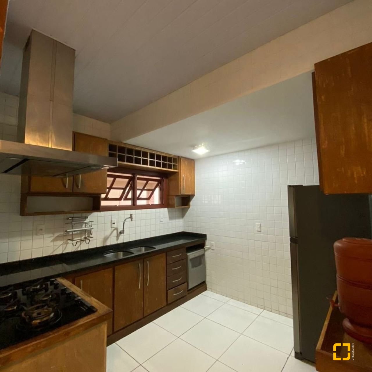 Casa com 200m², 4 quartos (sendo 1 suíte), 4 garagens, no bairro Rio Tavares em Florianópolis