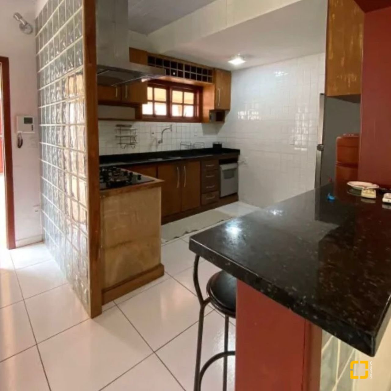 Casa com 200m², 4 quartos (sendo 1 suíte), 4 garagens, no bairro Rio Tavares em Florianópolis