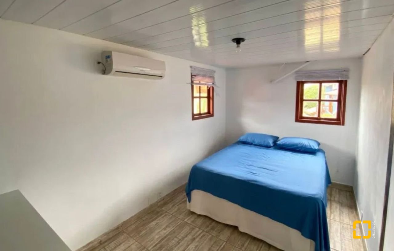 Casa com 200m², 4 quartos (sendo 1 suíte), 4 garagens, no bairro Rio Tavares em Florianópolis