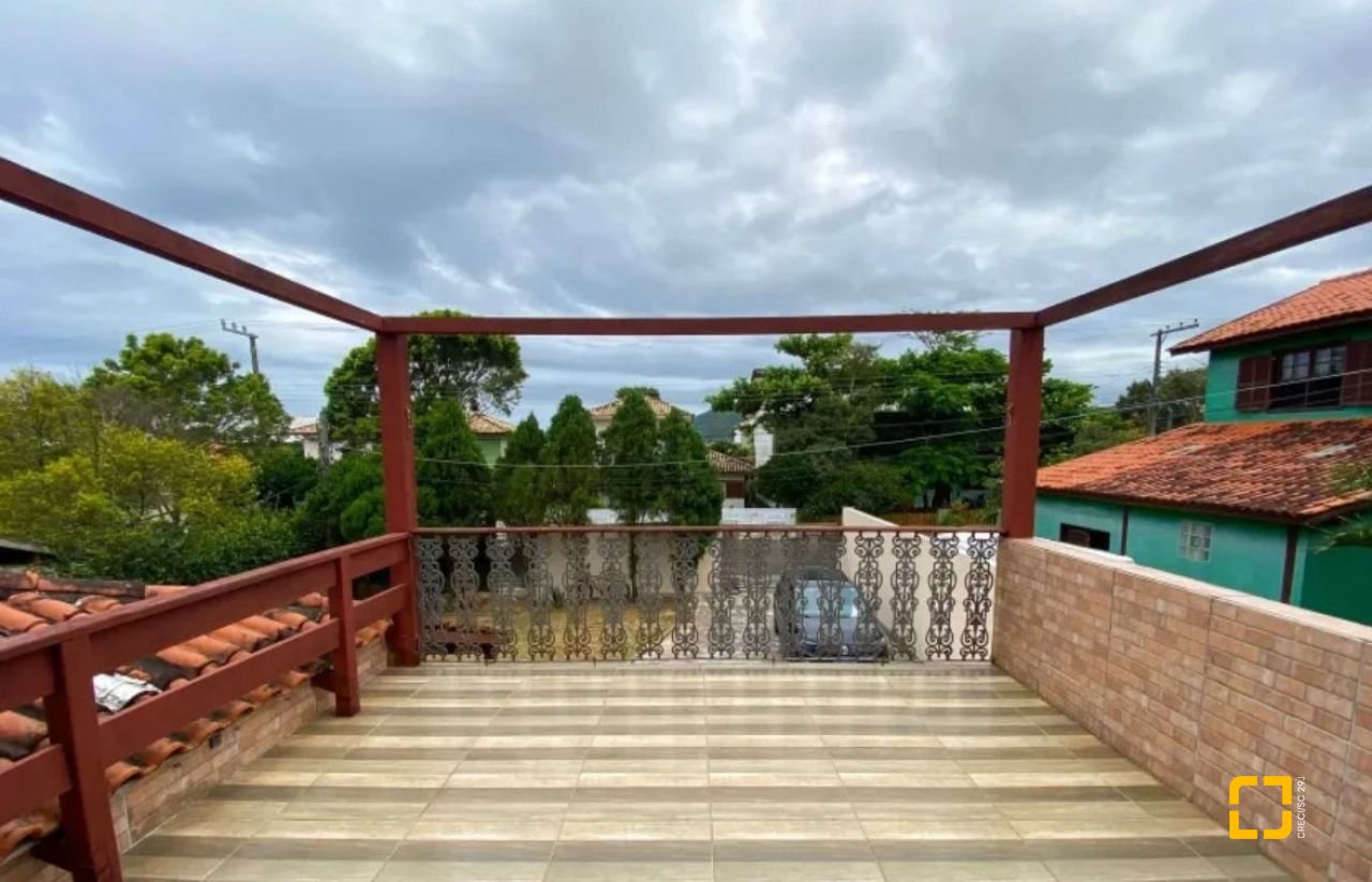 Casa com 200m², 4 quartos (sendo 1 suíte), 4 garagens, no bairro Rio Tavares em Florianópolis