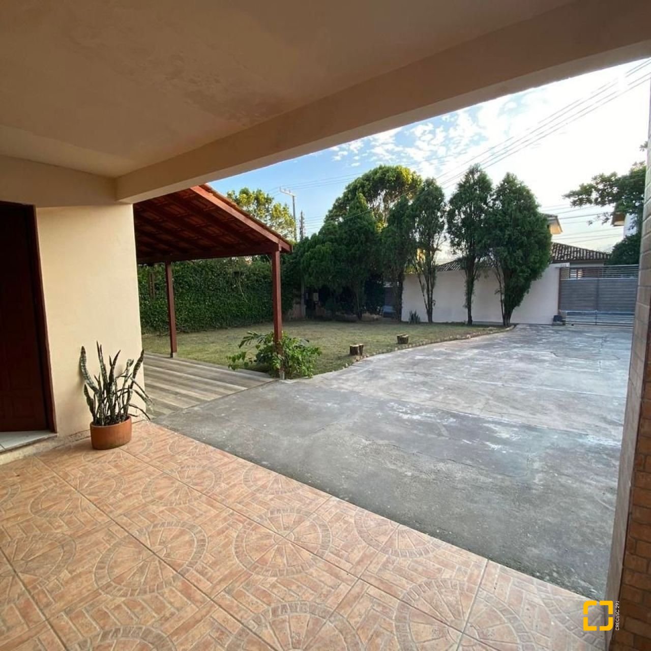 Casa com 200m², 4 quartos (sendo 1 suíte), 4 garagens, no bairro Rio Tavares em Florianópolis