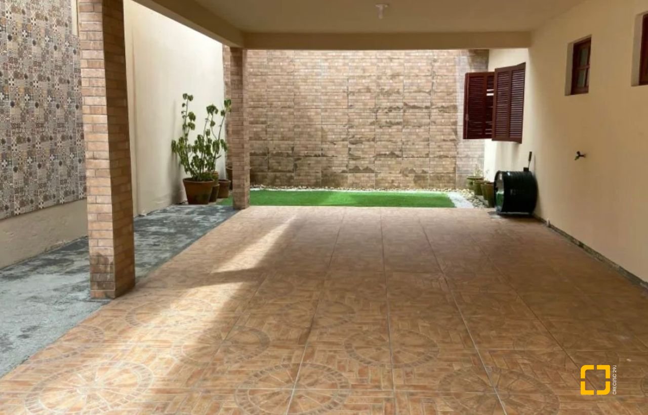 Casa com 200m², 4 quartos (sendo 1 suíte), 4 garagens, no bairro Rio Tavares em Florianópolis