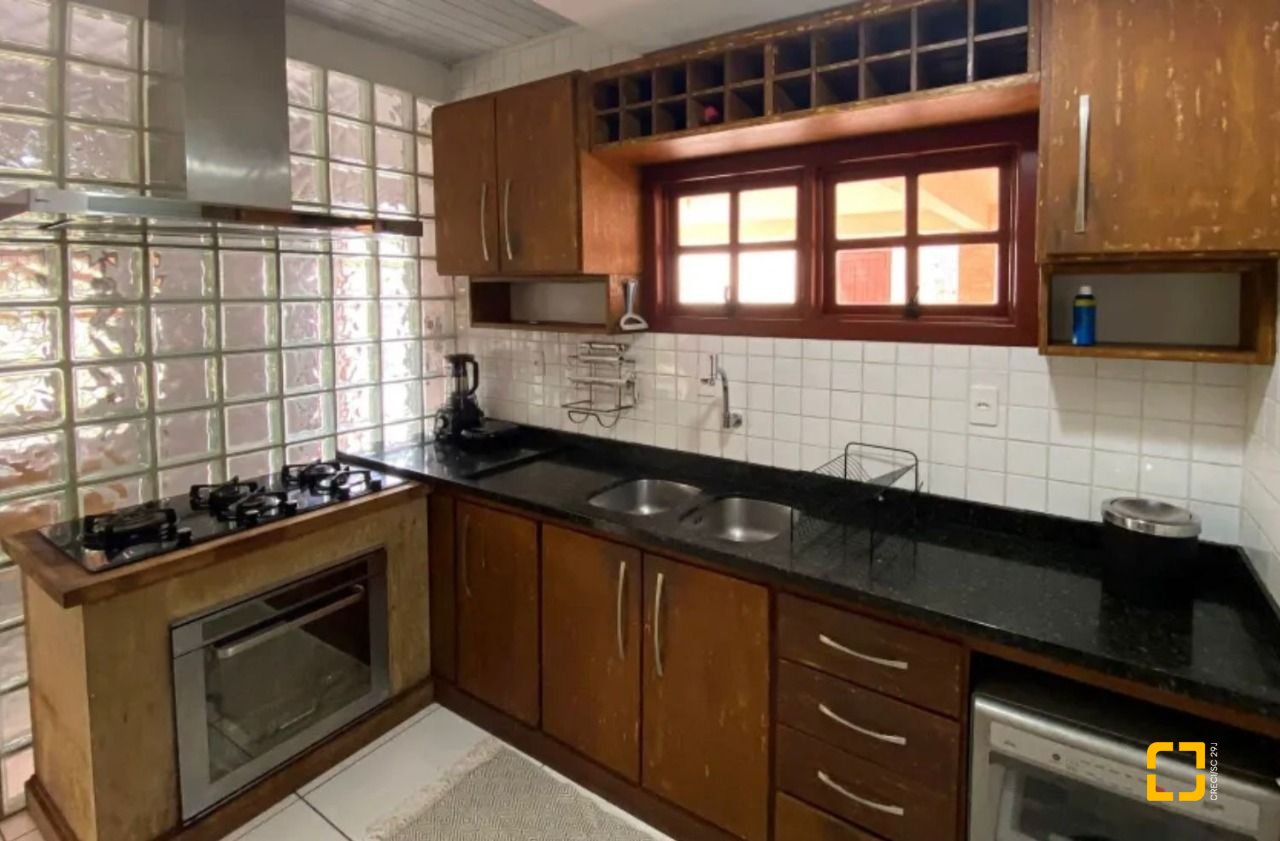 Casa com 200m², 4 quartos (sendo 1 suíte), 4 garagens, no bairro Rio Tavares em Florianópolis