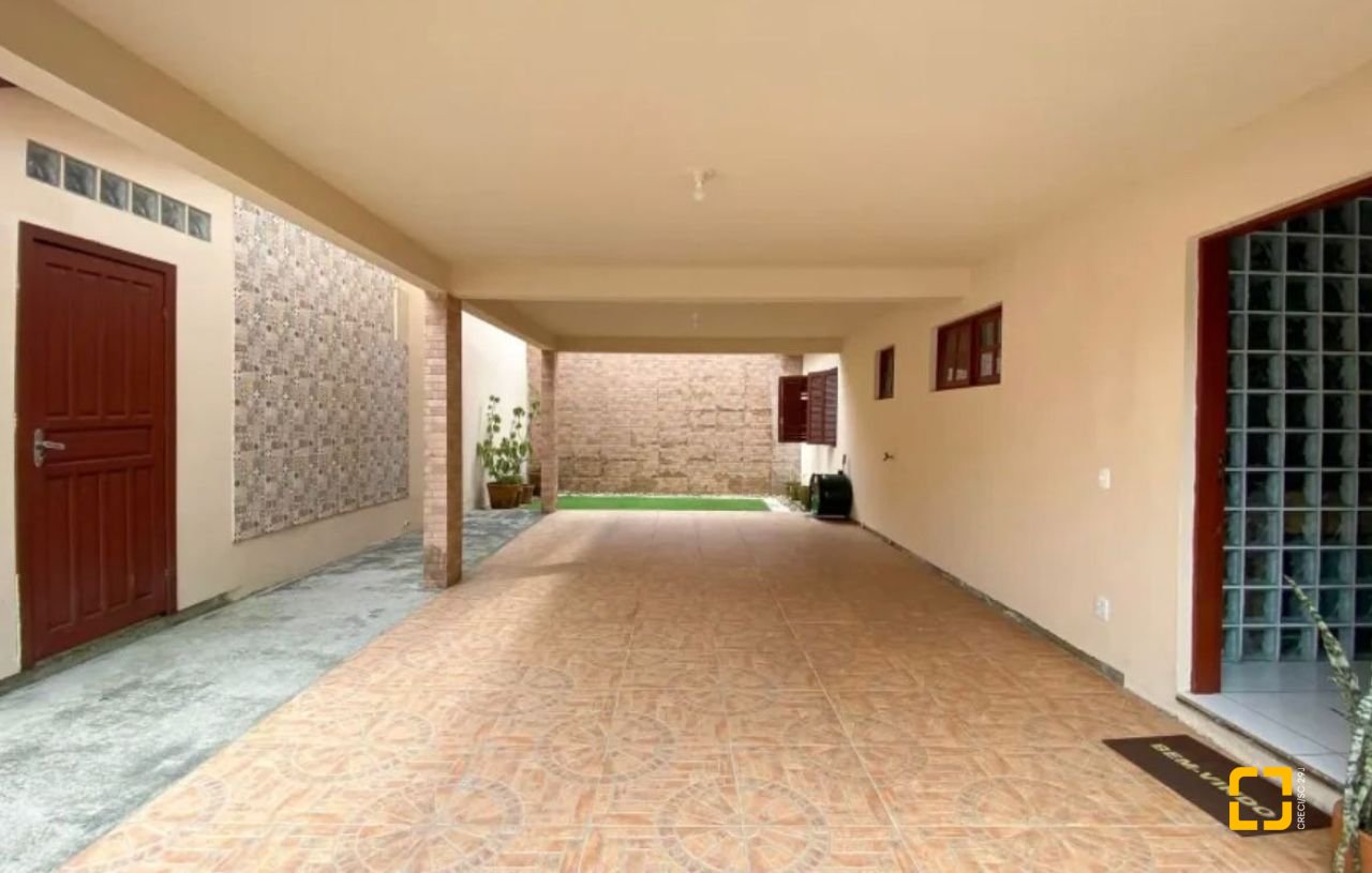 Casa com 200m², 4 quartos (sendo 1 suíte), 4 garagens, no bairro Rio Tavares em Florianópolis
