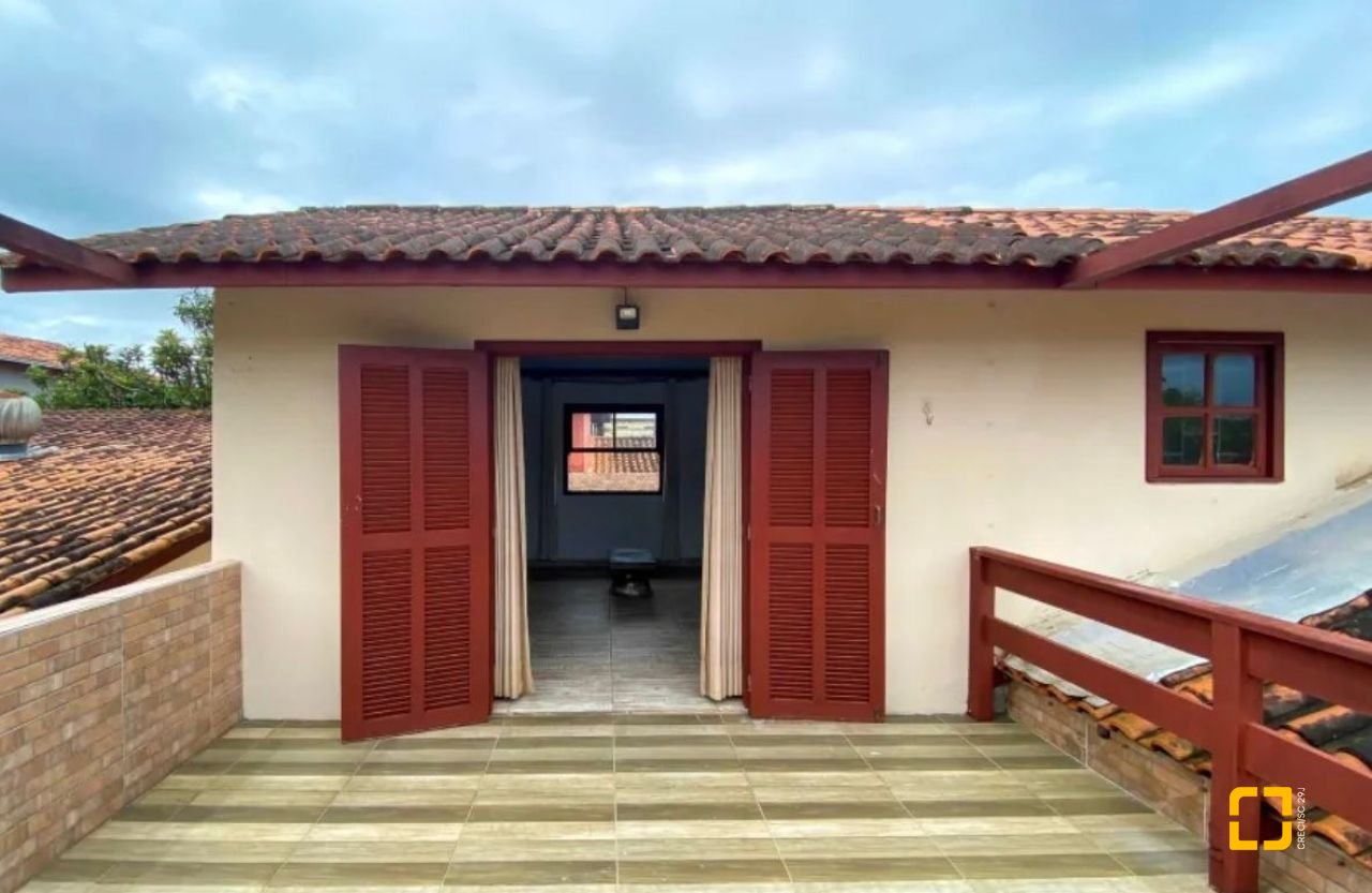Casa com 200m², 4 quartos (sendo 1 suíte), 4 garagens, no bairro Rio Tavares em Florianópolis