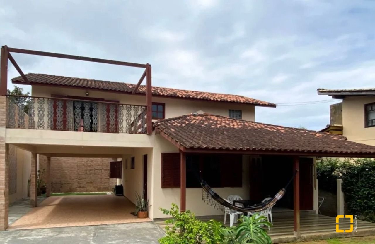Casa com 200m², 4 quartos (sendo 1 suíte), 4 garagens, no bairro Rio Tavares em Florianópolis