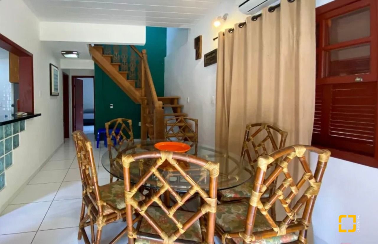 Casa com 200m², 4 quartos (sendo 1 suíte), 4 garagens, no bairro Rio Tavares em Florianópolis