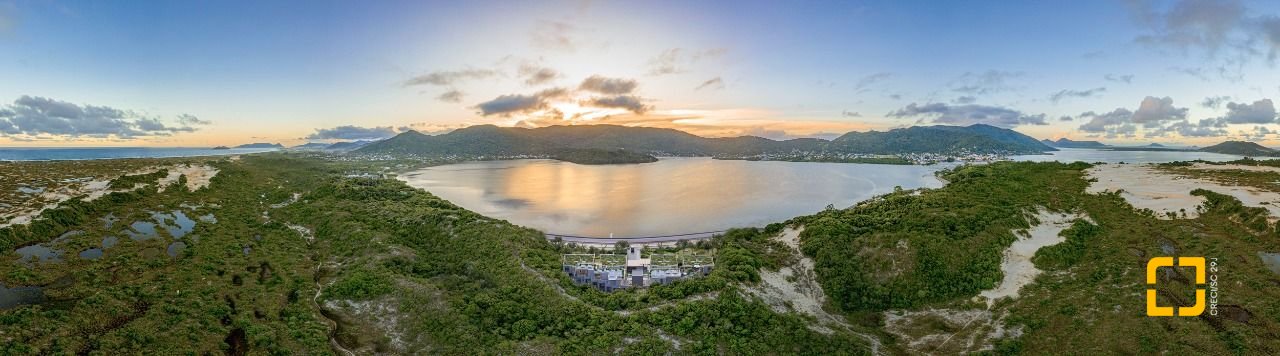 Casa de Condomínio com 316m², 3 quartos (sendo 3 suítes), 4 garagens, no bairro Lagoa da Conceição em Florianópolis